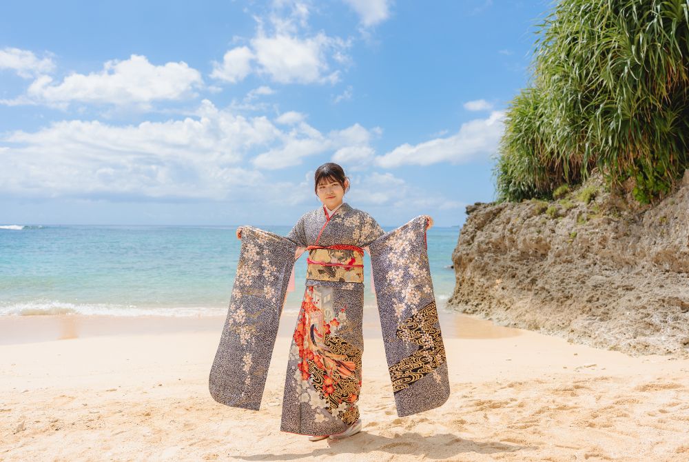 衣装持ち込み前撮り_ビーチ_振袖を広げて