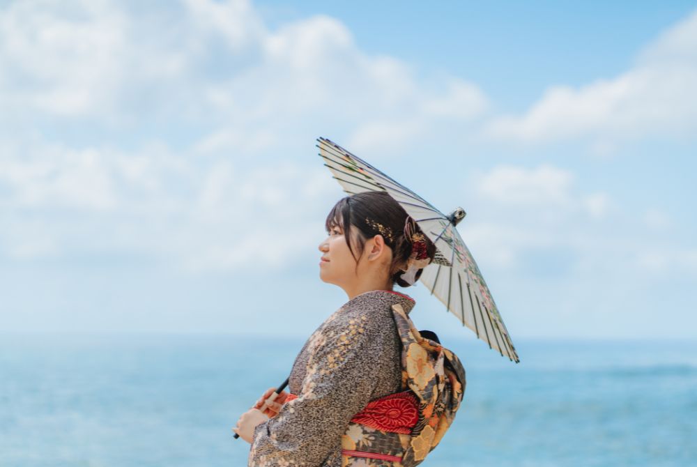 衣装持ち込み前撮り_ビーチ_和傘を差して