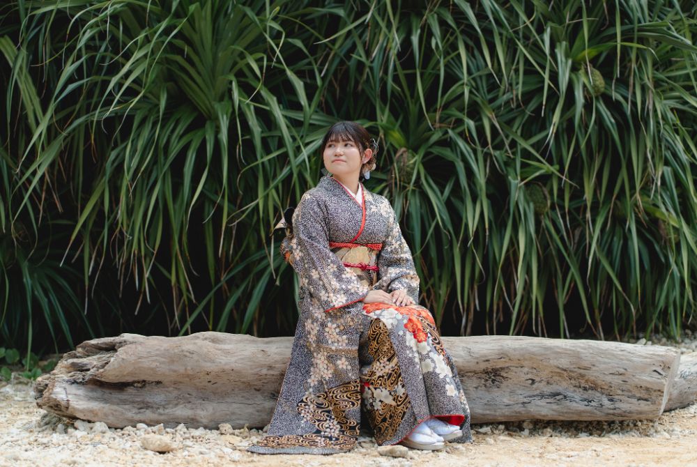 振袖前撮り_大木に腰掛けて