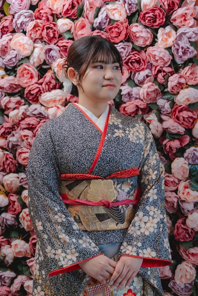 衣装持ち込み前撮り_スタジオ_フラワーをバックに